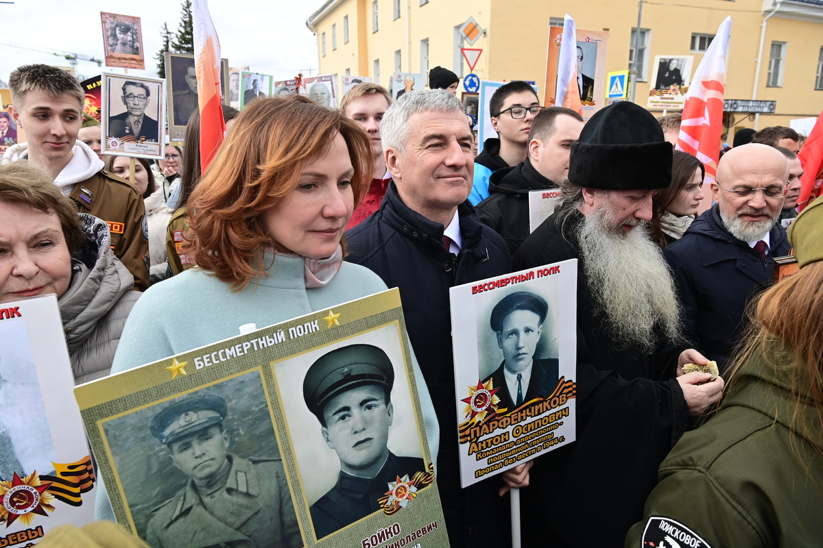 Глава Карелии Артур Парфенчиков на «Бессмертном полку» в Петрозаводске, 2025. Фото: «Республика» / Сергей Юдин  📷

