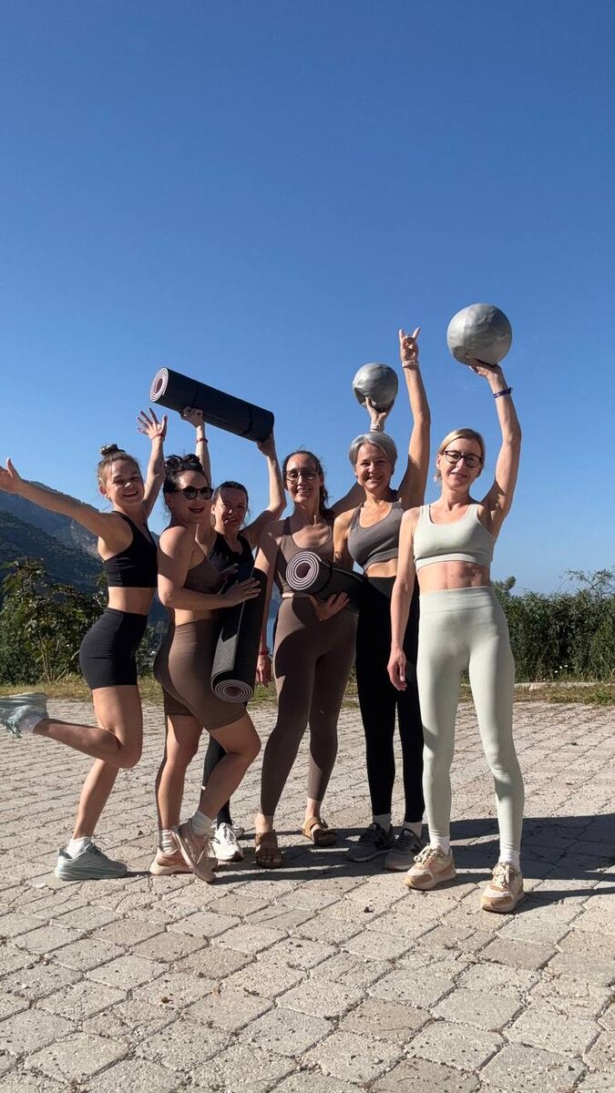 Наша дружная команда на площадке для пилатеса, которую мы обнаружили случайно, просто пройдя другим путем 