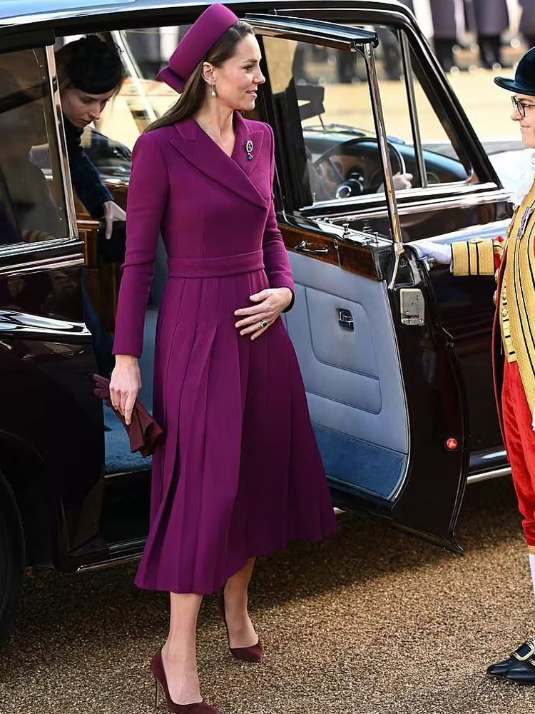 Элегантный образ Кейт Миддлтон в платье-пальто, шляпке и лодочках