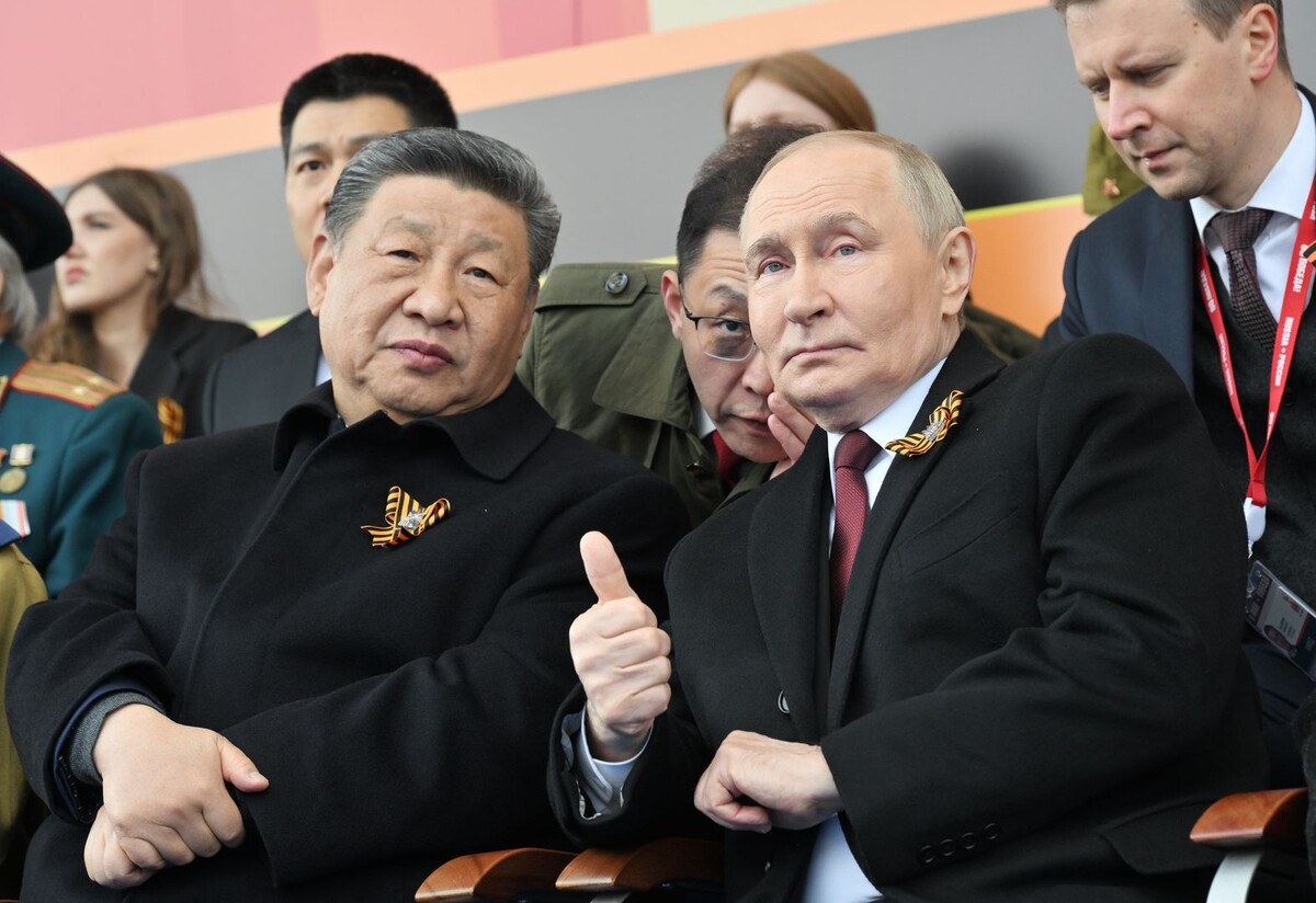    Президент РФ Владимир Путин и председатель КНР Си Цзиньпин на Красной площади в Москве на военном параде, посвященном 80-летию Победы / Источник: © Иван Секретарев / Михаил Корытов/Фотохост-агентство РИА Новости (photo. may9.ru)