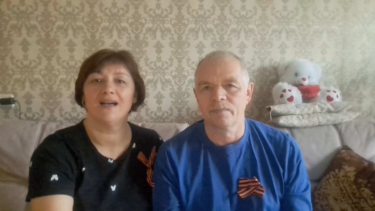 Затем, согласно запланированному списку дел, поехали на лесопилку и набрали крупной стружки для дачи. На даче рассыпали опилки у домика для декора. Посеяла морковь. На улице довольно таки прохладно, так что сильно не задерживались и поехали домой, отмечать Праздник. Ура-а-а!🎉🎉🎉