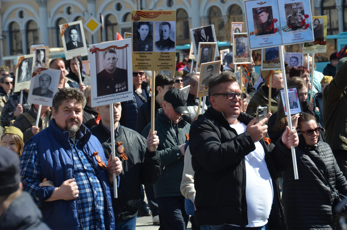 Колонна Бессмертного полка начала движение от станции метро «Площадь Александро-Невского».  Фото: Фото: ФедералПресс / Татьяна Буторина