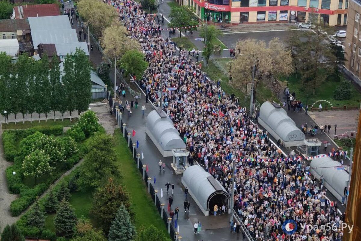    Масштабное шествие Бессмертного полка в Оренбурге: кадры с высоты (видео)