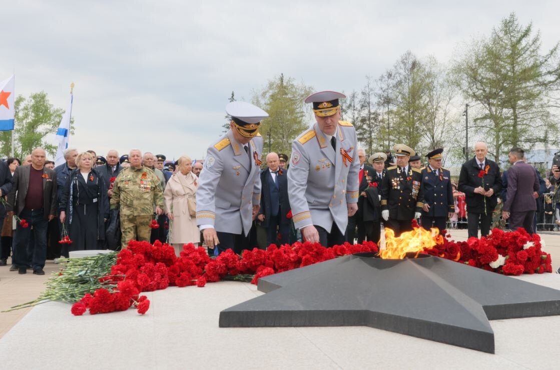     Сотни красноярцев пришли почтить память павших воинов к «Мемориалу Победы»