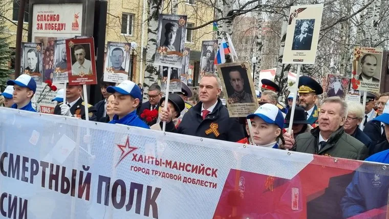 Политэлита ХМАО показала фотографии родственников фронтовиков во время шествия „Бессмертного полка“
Фото: Илья Мелещенков