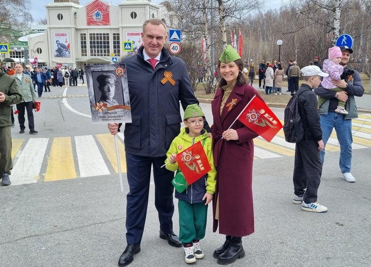Губернатор Руслан Кухарук нес портрет деда — Иван Григорьевича Кухарука, который участвовал во взятии Берлина и штурме Рейхстага
Фото: Илья Мелещенков