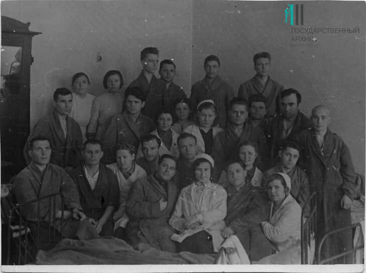 Раненые эвакогоспиталя №3951 с медицинскими сестрами. 1942 годФото: Государственный архив Пермского края