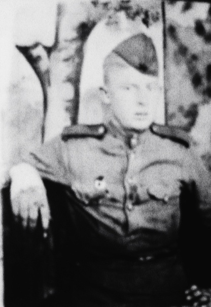 Дед Лёня после призыва в армию. 1944 год. 