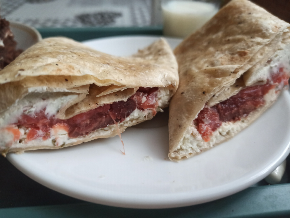 Лаваш(1/2 листа)с творожным сыром и красной рыбкой.