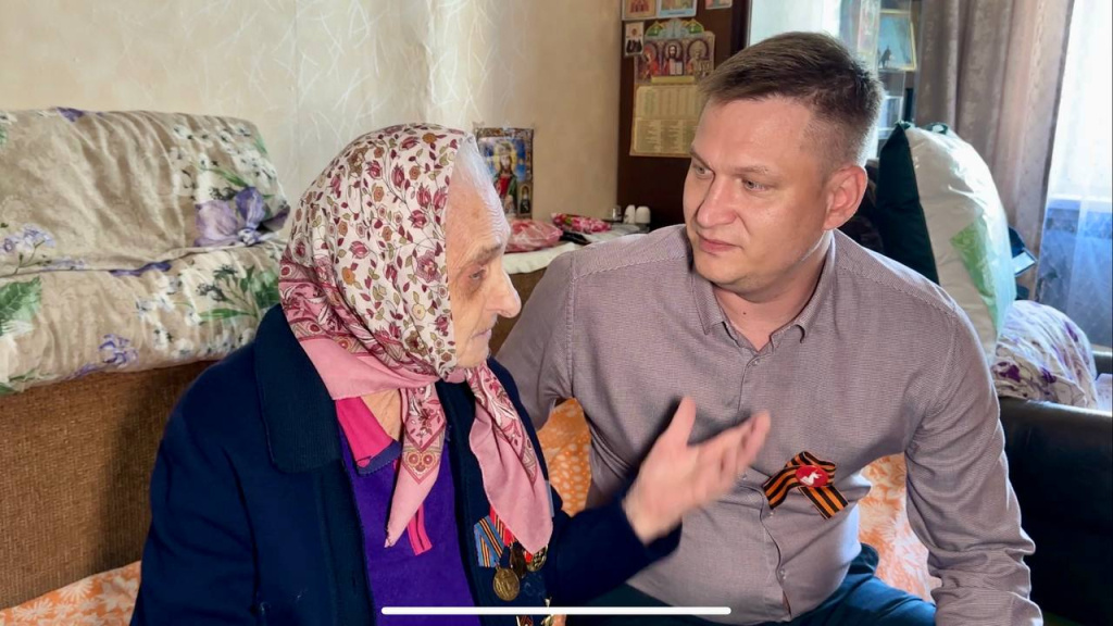    Югорчане поздравили ветеранов Макеевки ДНР с Днём Победы