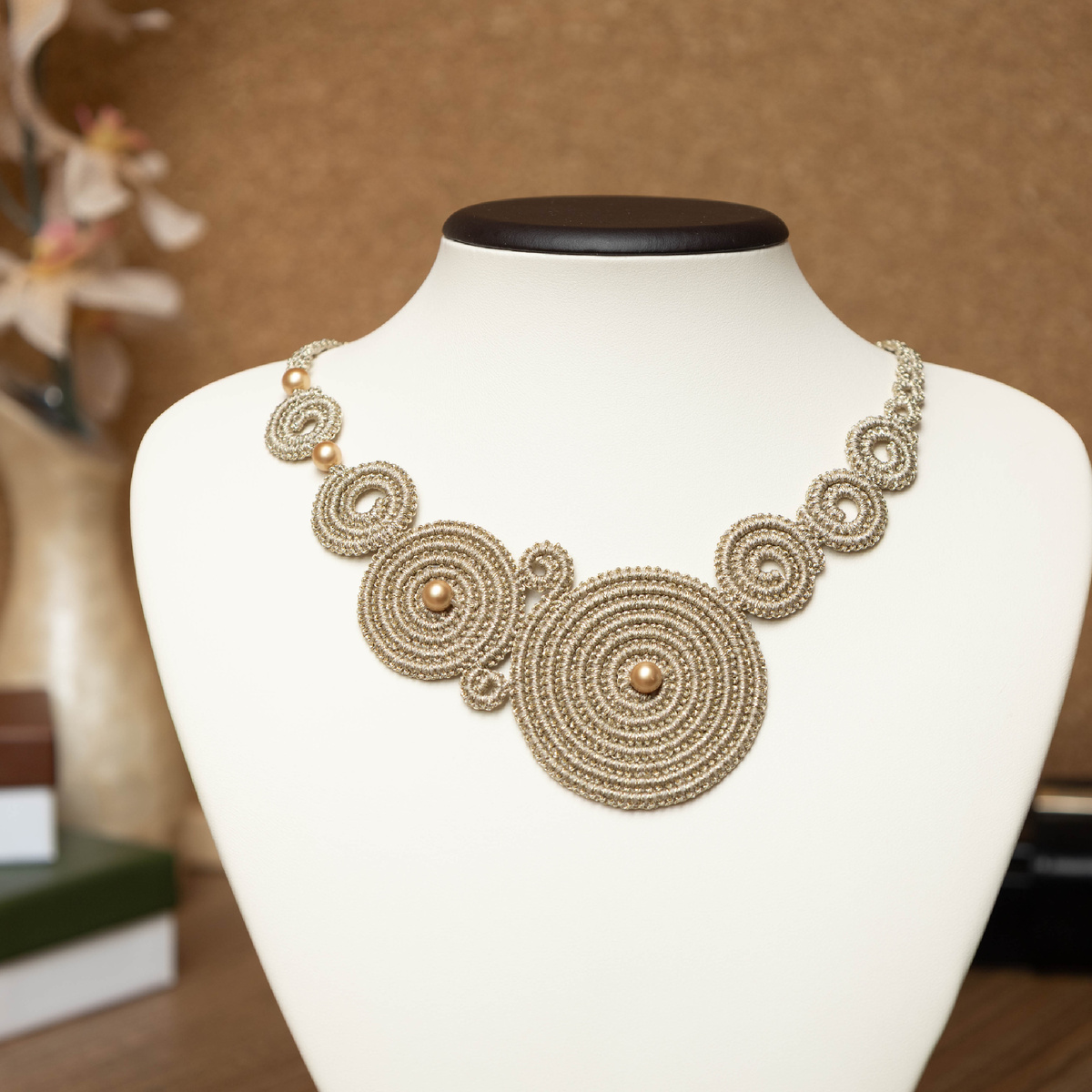 Колье в технике фриволите. Автор: Анастасия Богданович