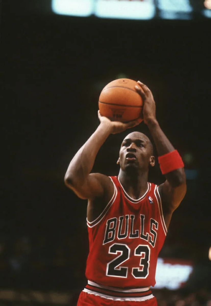 Майкл Джеффри Джордан (родился 17 февраля 1963 года в Нью-Йорке) — американский баскетболист. Играл на позиции атакующего защитника.  