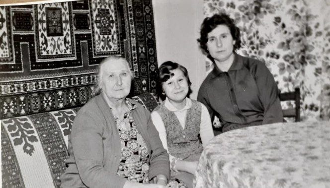 Фото из семейного архива. Слева направао: прабабушка Катя, мама и бабушка Люба
