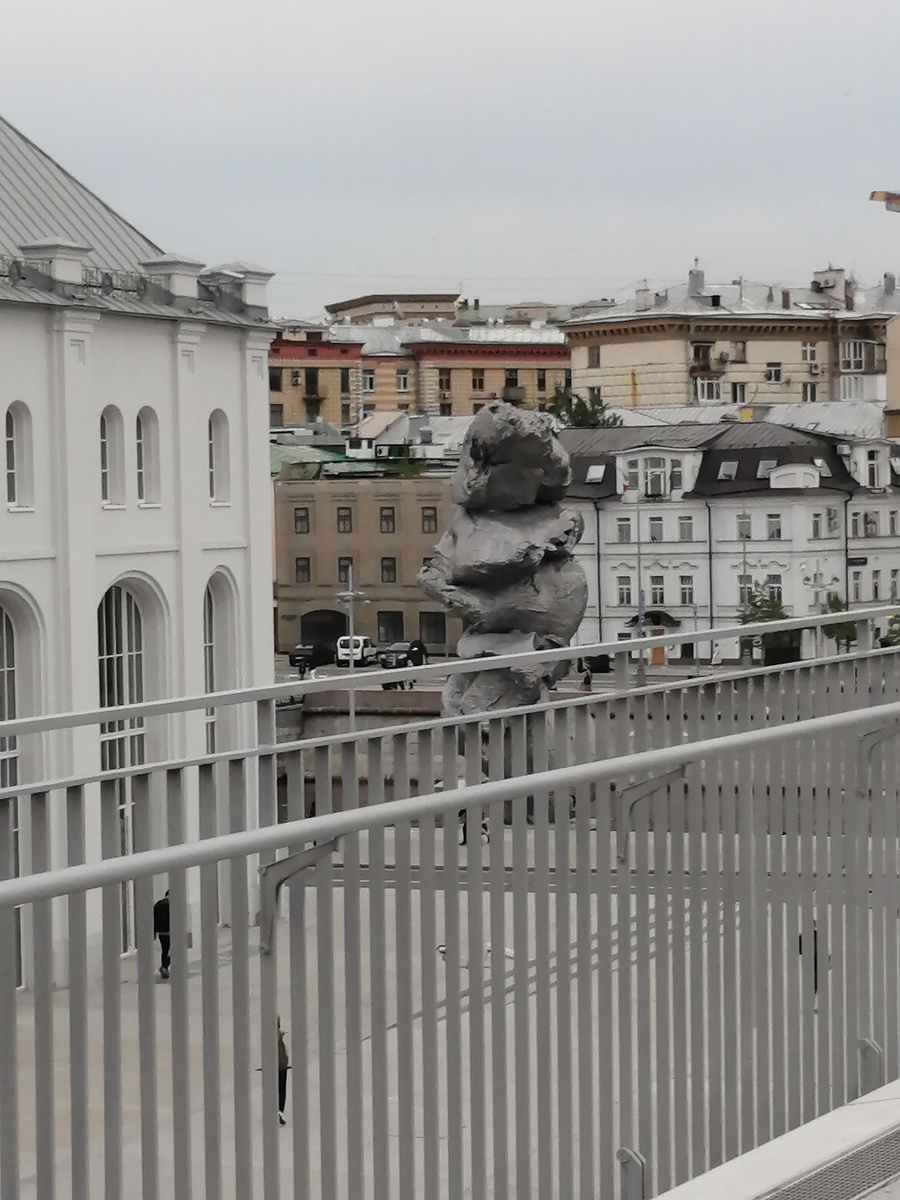 Скульптура у входа в ГЭС-2. Что это было? Не знаю. Но мимо не пройдёшь.
