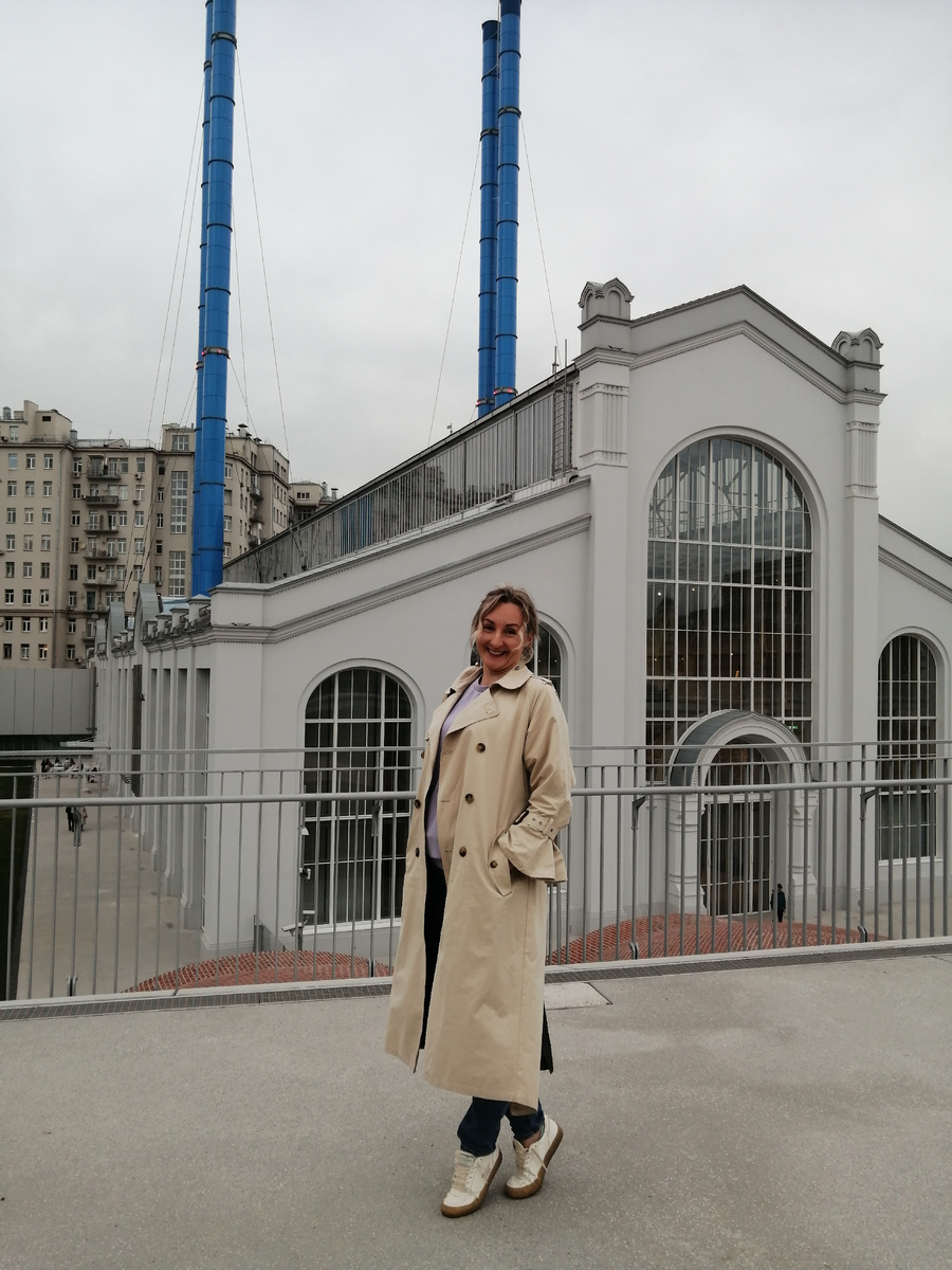 Архитектура внутри и снаружи — настоящая декорация для кино или фотосессии.