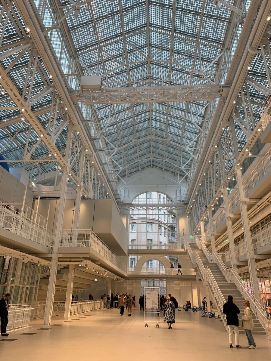 ГЭС-2 — белоснежный гигант, который притягивает взгляд. Чисто, просторно, неожиданно красиво