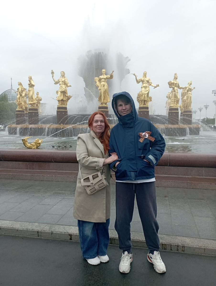 Мы с сыном стоим под дождём из брызг. Муж попутно ребёнку рассказал про фонтан, про Союз, про тех, кто раньше был вместе. 