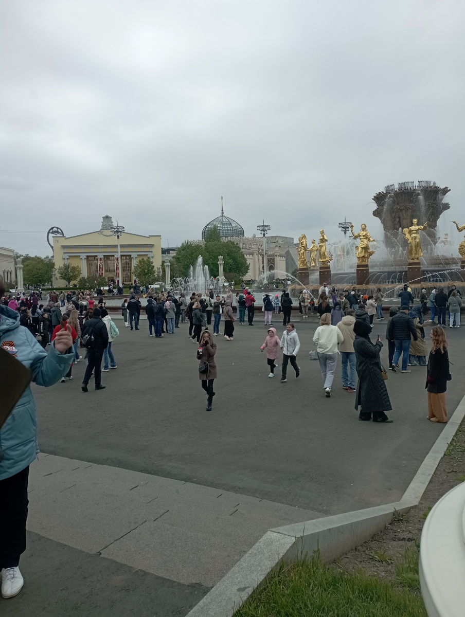 Народу много, молодые - компаниями, семейные - с родителями и детьми. 