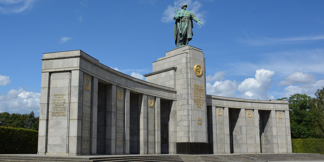 Мемориал в честь советских воинов в центре Берлина