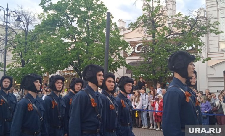 В реконструкции приняли участие около 300 человек, среди них — актеры, реконструкторы, участники военно-патриотического клуба «Дивизион», курсанты и волонтеры
Фото:Ольга Снопкова © URA.RU