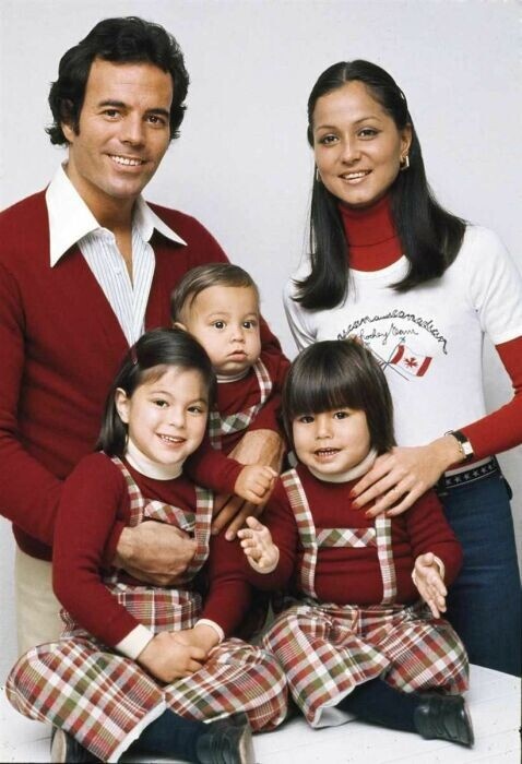 Хулио Иглесиас и Исабель Прейслер с детьми. / Фото: flash.pt
