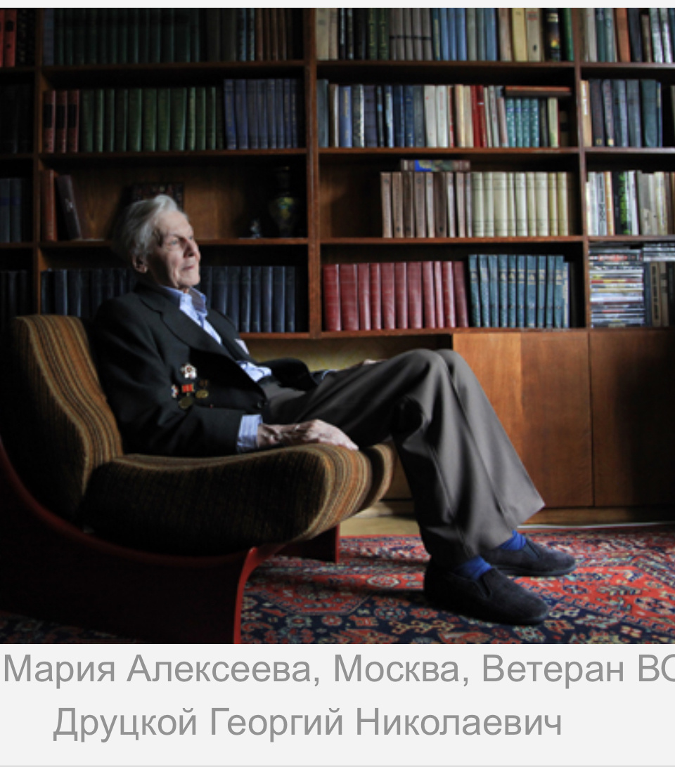 Довольно известная фотография, но я почему-то думала, что ее сделал сосед Сережа (Тер-Оганесов), а не Журналистка)