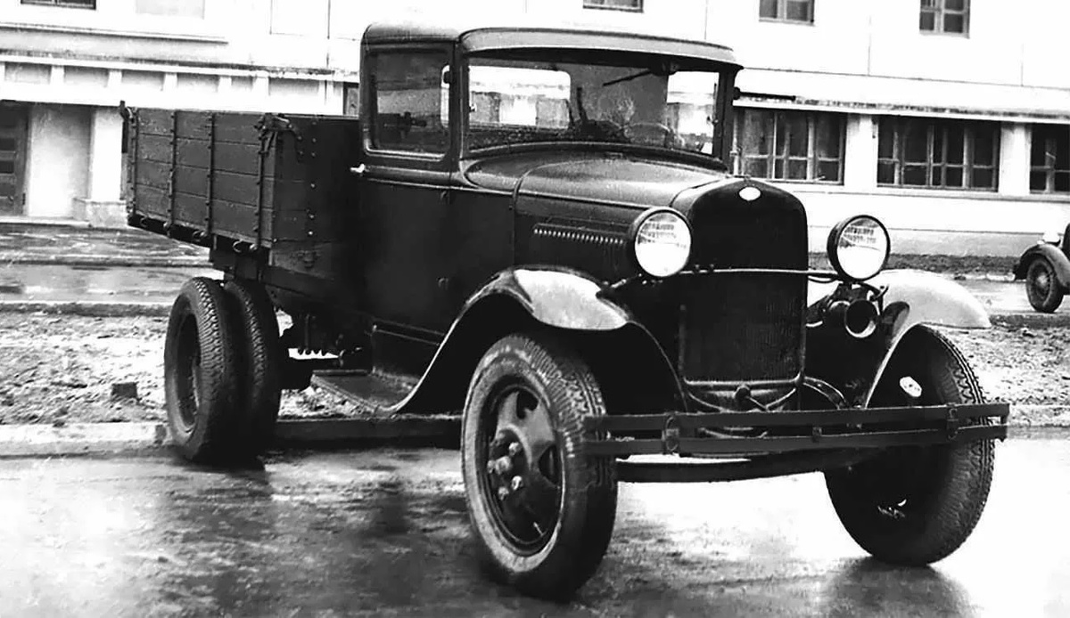 ГАЗ-АА. Прозвали Полуторкой из-за грузоподъемности в 1.5 тонны (1500 килограмм). 