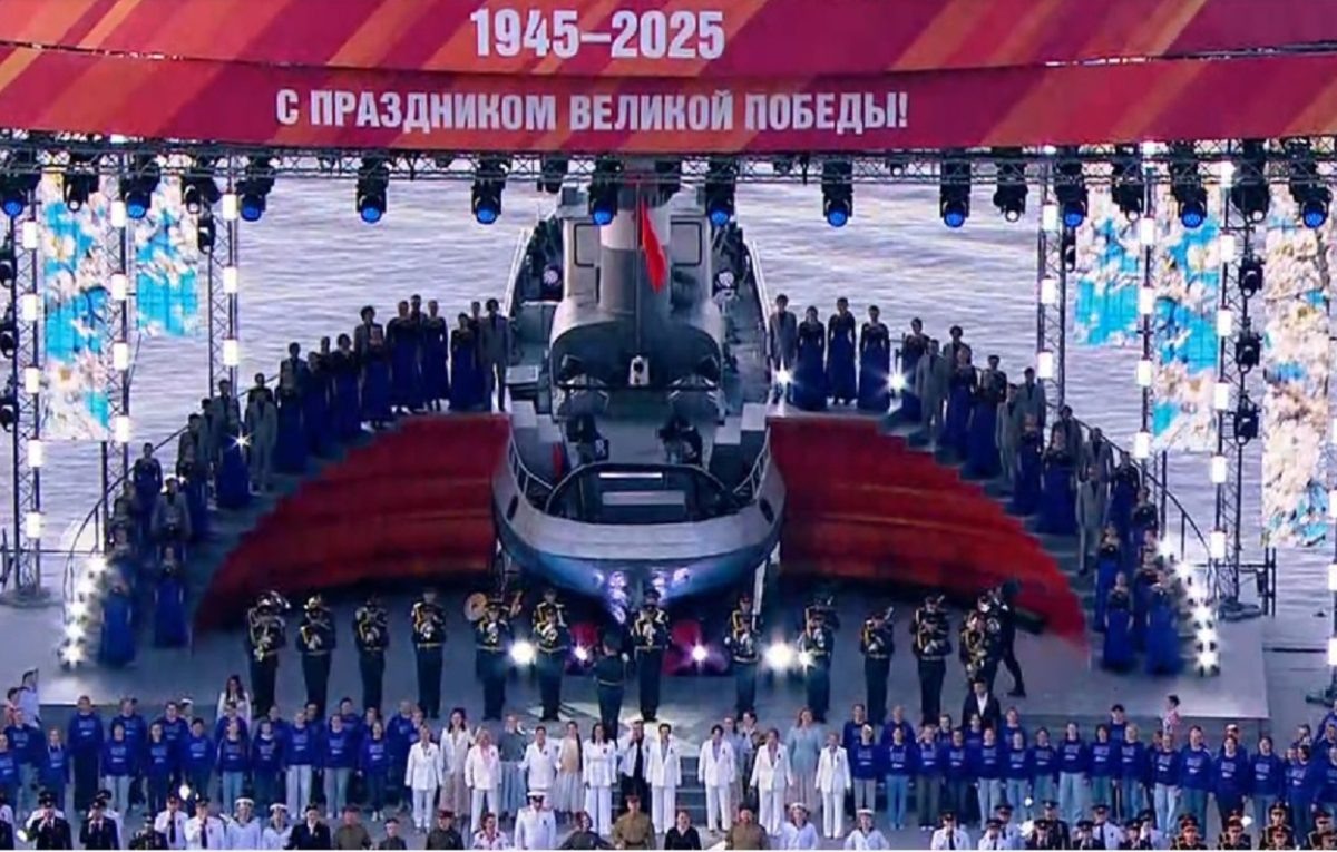    Сцена праздника разместилась у катера «Герой»