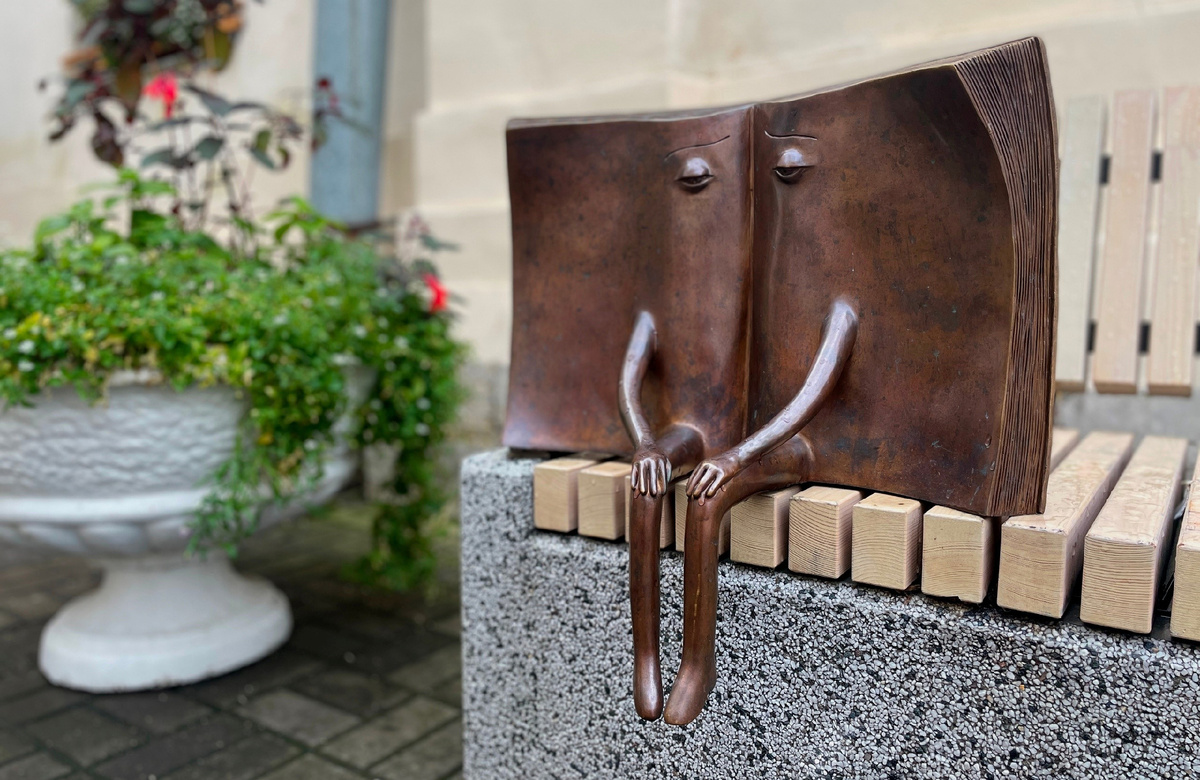 Скулльптрура «Потерянная книга» , Санкт-Петербург, Литейный проспект, 55