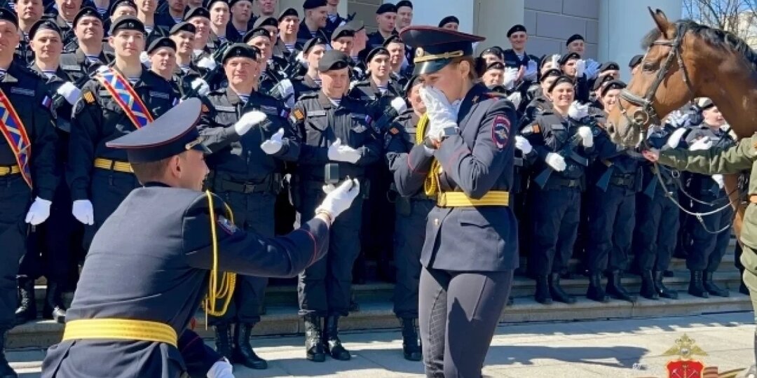 Полицейский-кавалерист сделал предложение любимой 9 Мая в Петербурге