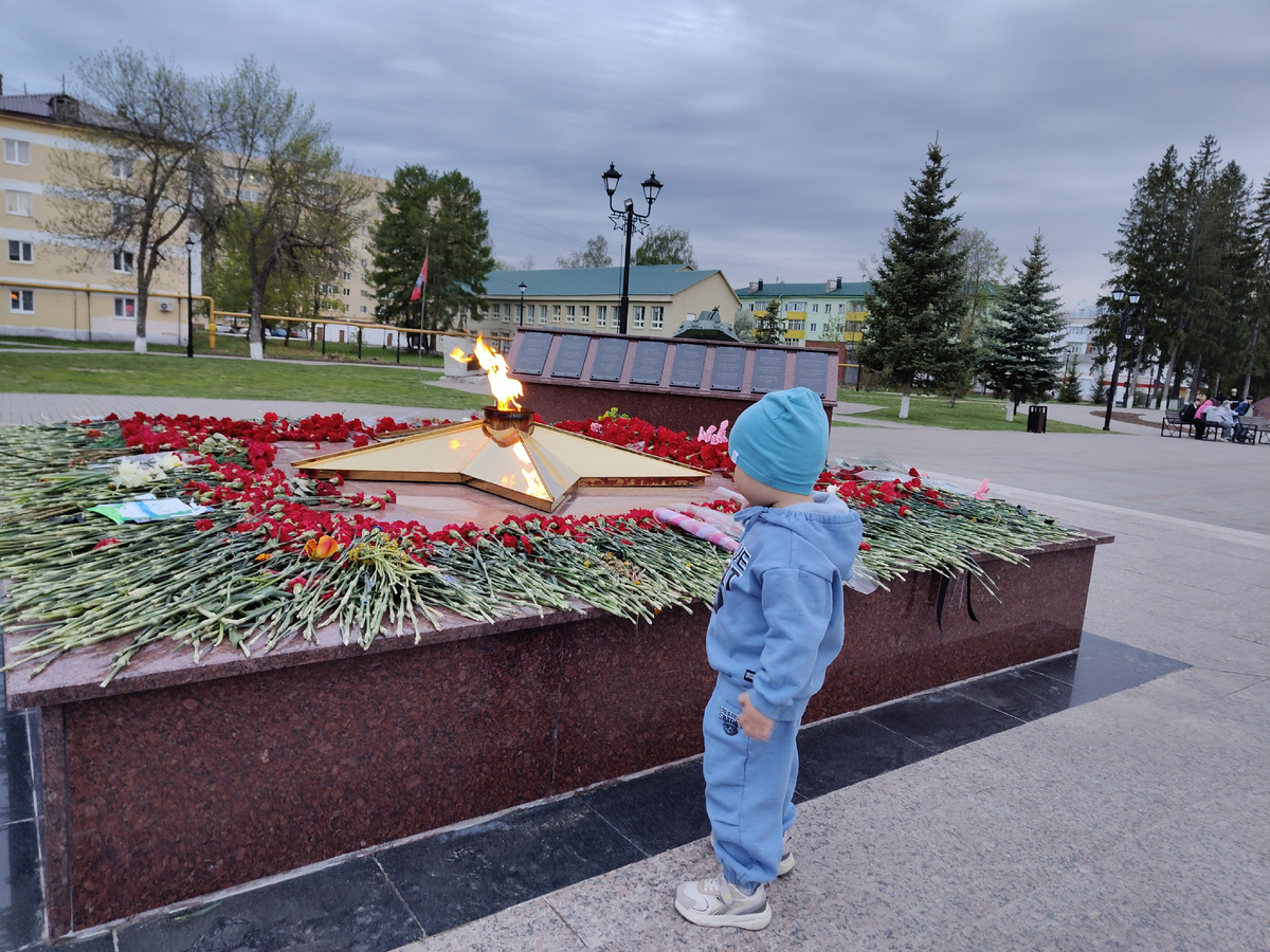 Мирное небо, жизнь без войны! Счастье и радость детям даны! 