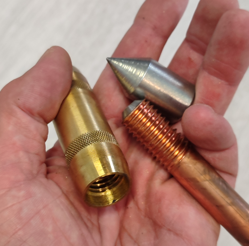 Конец омедненного штыря с резьбой, соединительная муфта и острый наконечник