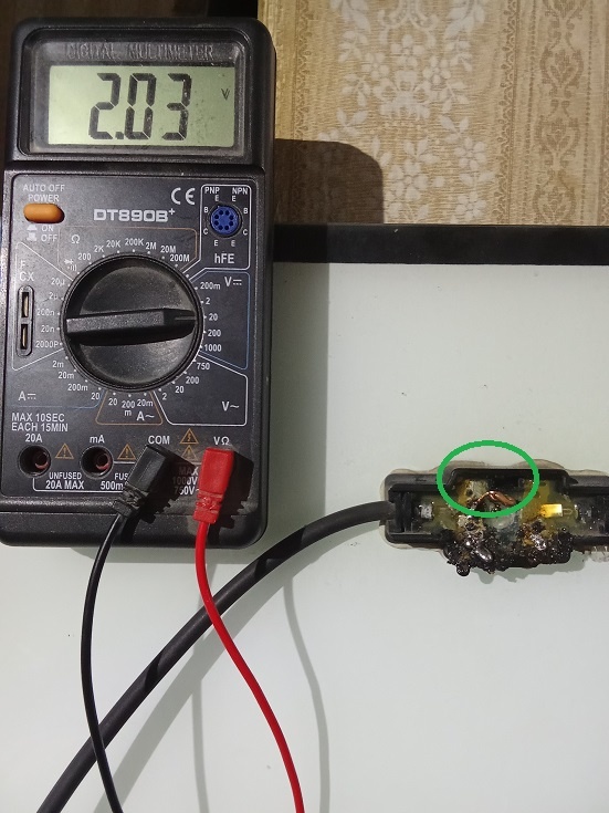 Токоприемник соединили медным проводком путем спайки