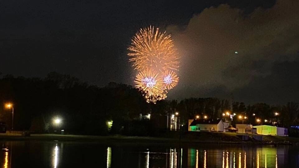 В Красноярске запустили салют. Люди стоят в пробках, автобусы переполнены