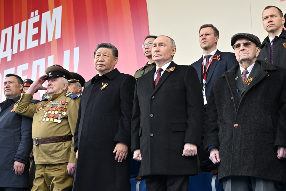    Справа рядом с Путиным - ветеран Великой Отечественной войны Иван Мартынушкин. / Фото: Иван Секретарев / Михаил Корытов / Фотохост-агентство РИА Новости