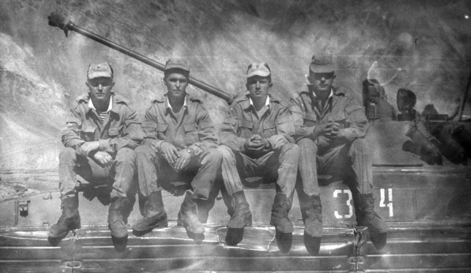 Советские пограничники на "броне" боевой техники "Бондар-поста"