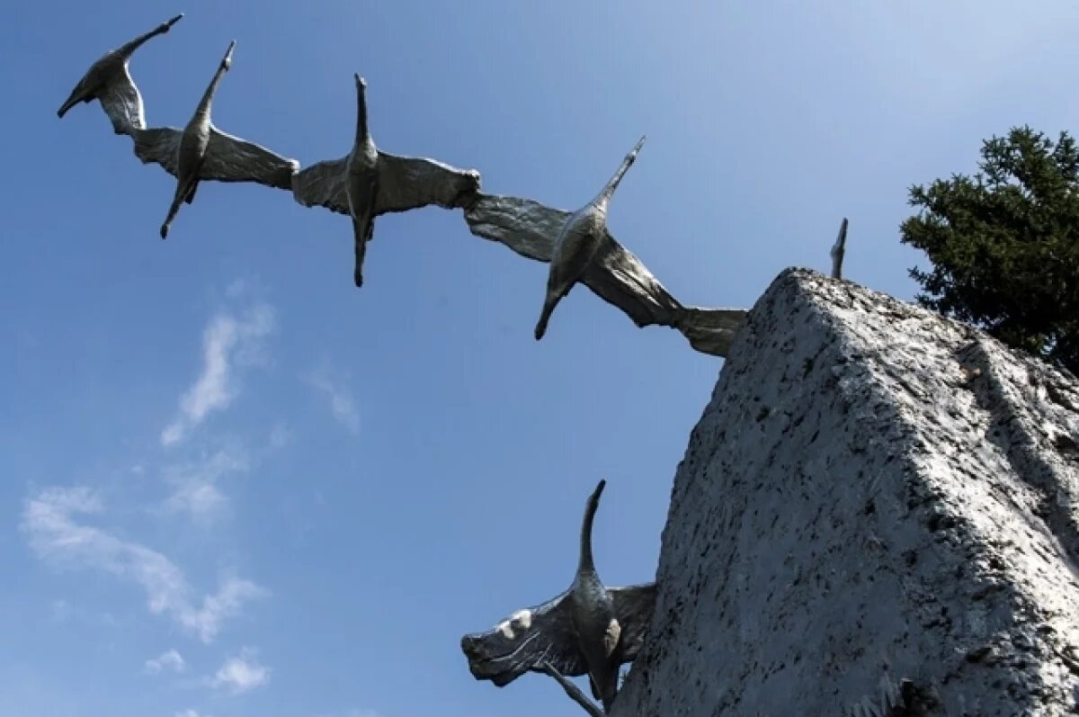    Памятник семи братьям Газдановым у селения Дзуарикау, установленный в 1963 году на обочине шоссе Владикавказ-Алагир в честь павших в боях за Родину в Великой Отечественной войне. Автор памятника — осетинский скульптор Сергей Павлов Санакоев.