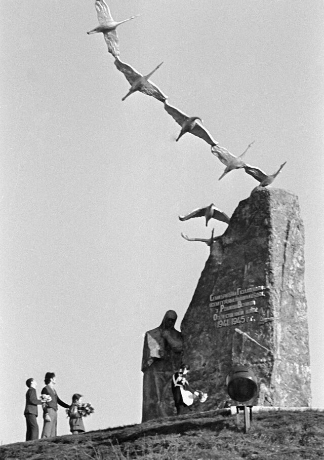    Жители Северной Осетии возлагают цветы к обелиску «Семи братьям Газдановым» — героям, погибшим в годы Великой Отечественной войны. Фото:  РИА Новости/ Яков Берлинер