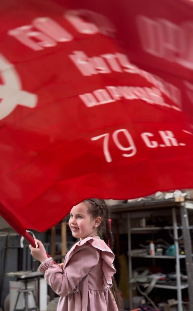 Олимпия правнучка скульптора Дмитрия (Даниила) Рябичева в скульптурной мастерской своего прадедушки. Четвертое поколение Рябичевых. "Дмитрий Рябичев. Данистия продолжается" -- творческий проект Мастерской Рябичевых, который представляет работы скульпторов Дмитрия Рябичева, Александра Рябичева и художника Даниэлы Рябичевой. 