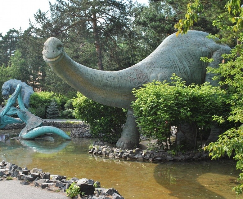 Новосибирский зоопарк. На входе нас встречают те самые высоченные динозавры. Фотография автора, май 2025 года. 