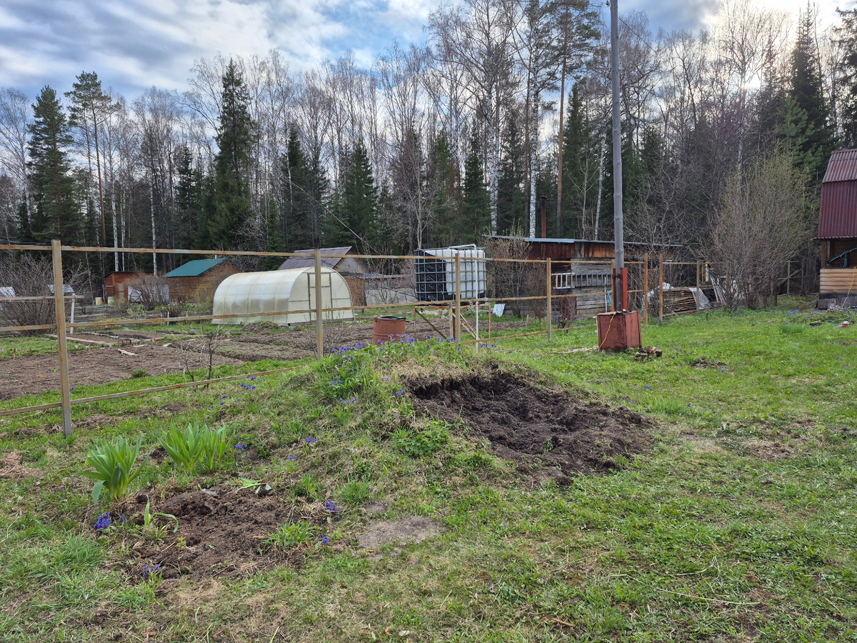 Видно, как я старалась загрузить побольше земли из кучи