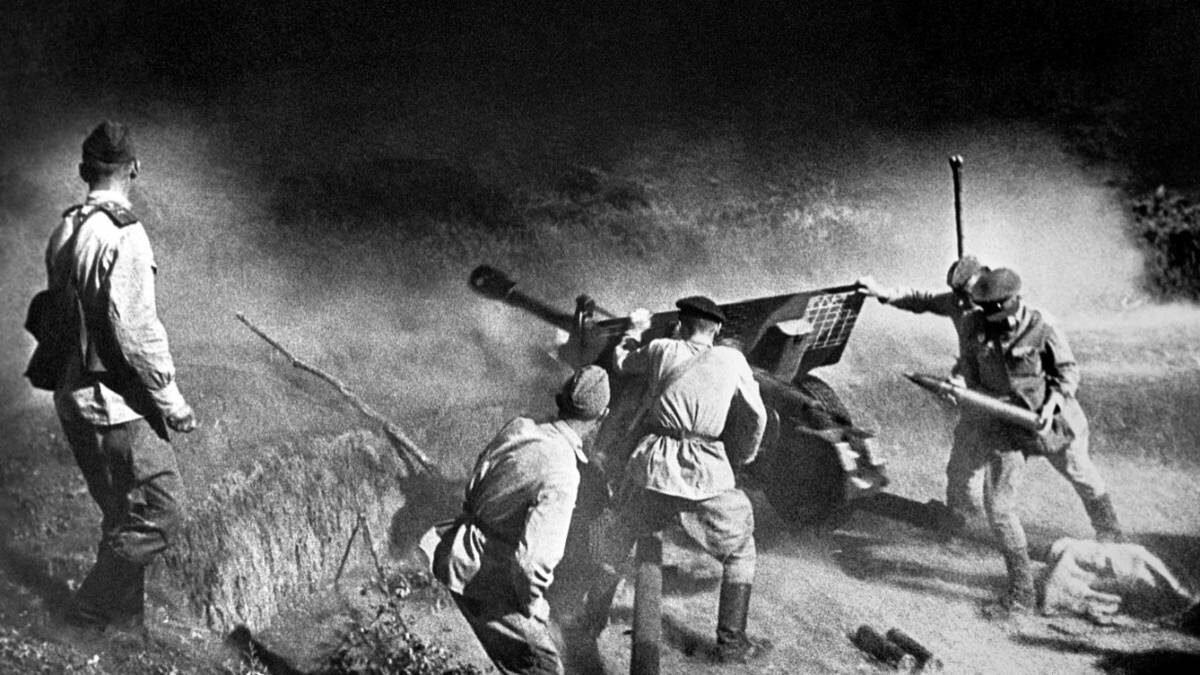    Расчет 76-мм пушки ЗиС-3 ведет огонь по врагу на Северном Кавказе / Фото: Макс Альперт / РИА Новости