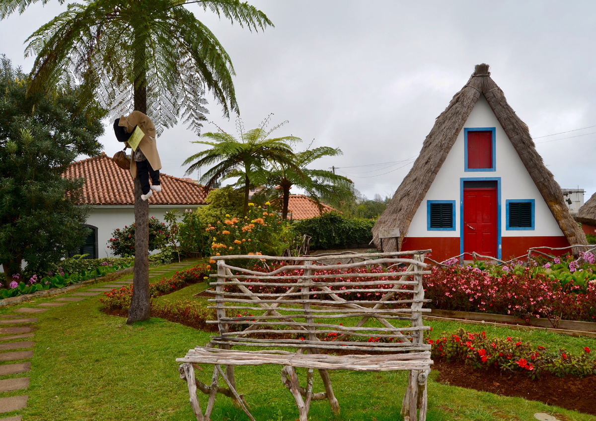 Вот повесили тряпичную куклу на дерево