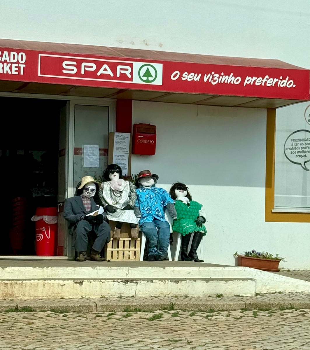 Сидят целой семейкой