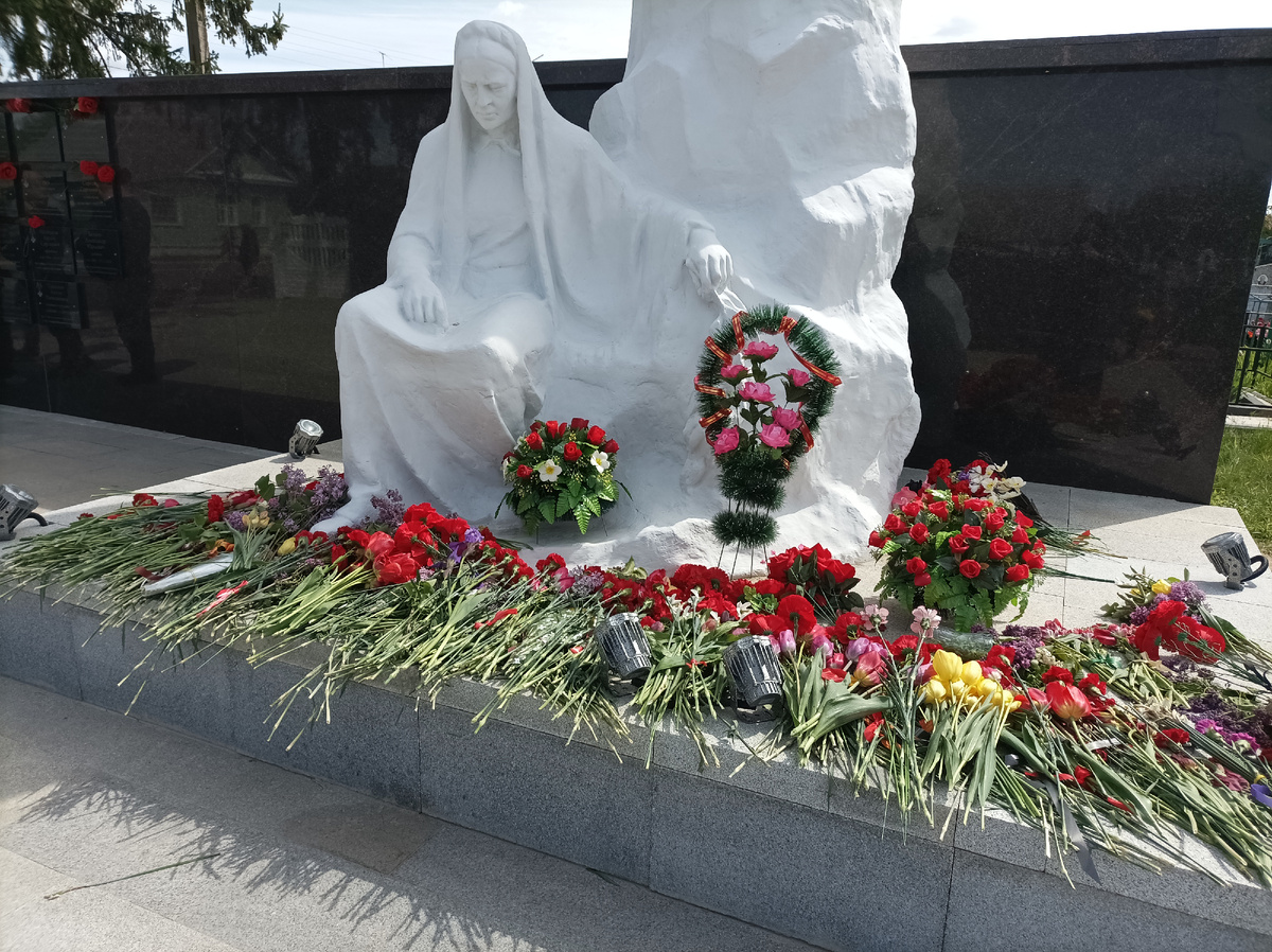 Возложение цветов к памятнику