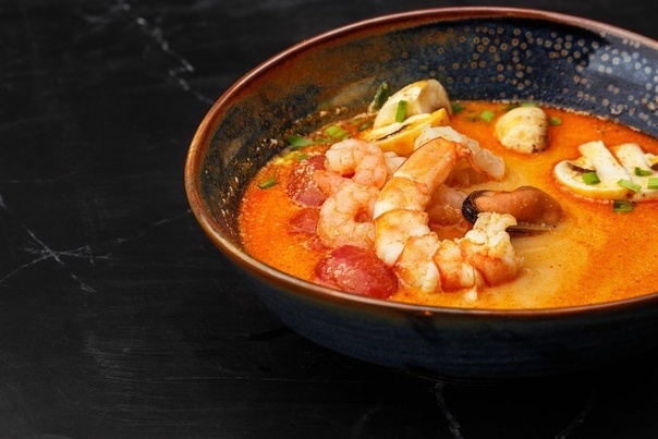 Том ям — кисло-острый суп с креветками, курицей, рыбой или другими морепродуктами. Национальное блюдо Лаоса и Таиланда