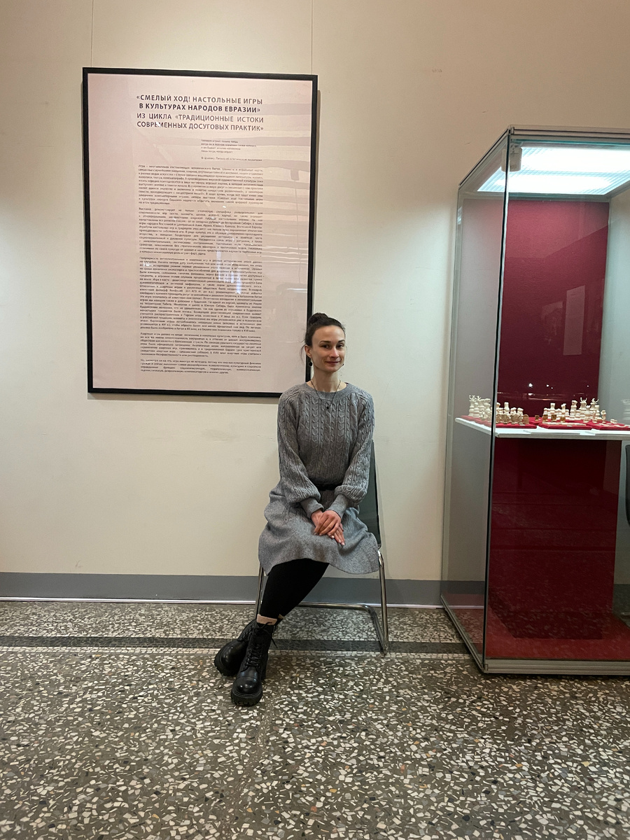 В моей семье есть игра, передаваемая по наследству – кости. Два поколения держали коз и баранов, от каждого животного забирались по 2 кости из передних ног. Моему папе передался мешочек костей, способный вместить в игру 6 человек.