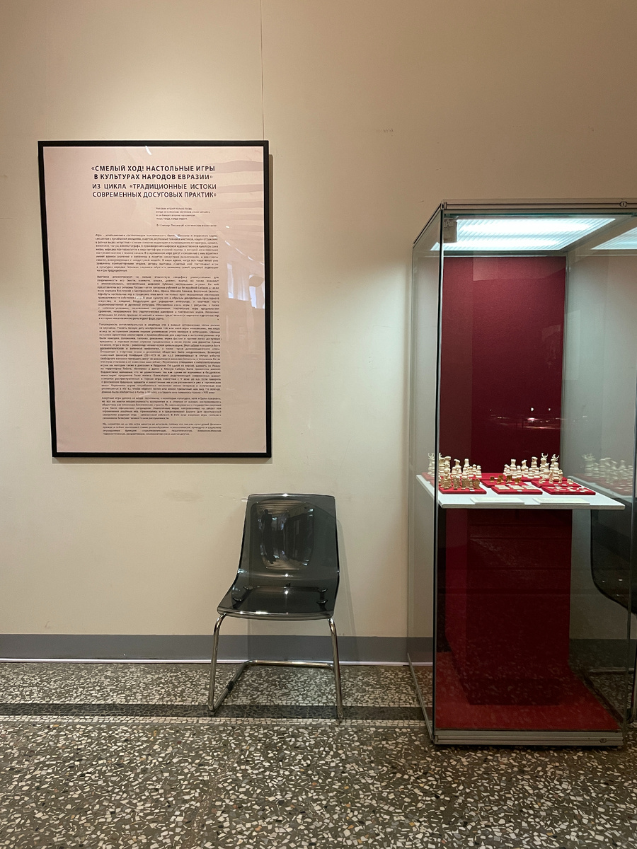 Папа в свою очередь добавил костей в общаг и покрасил их в луковой шелухе - красота! Наши гости никогда не уходят до чая, потому что знают – после чая будет игра и ждут. Моей бабушке 90 лет, а она до сих пор самый ловкий игрок - опыт.