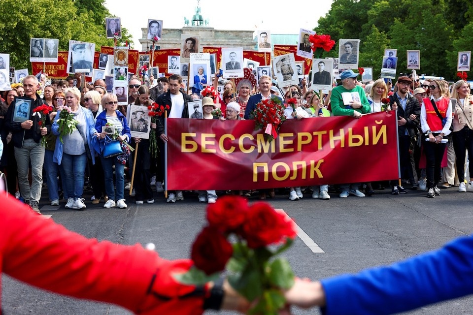    Несмотря на ограничения, введенные немецкими властями, в Берлине состоялась акция «Бессмертный полк». REUTERS