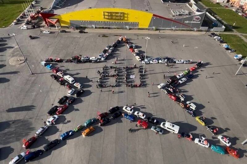    Флешмоб в честь Дня Победы прошел сегодня на парковке у ТЦ "Окей" в Зашекснинском районе.